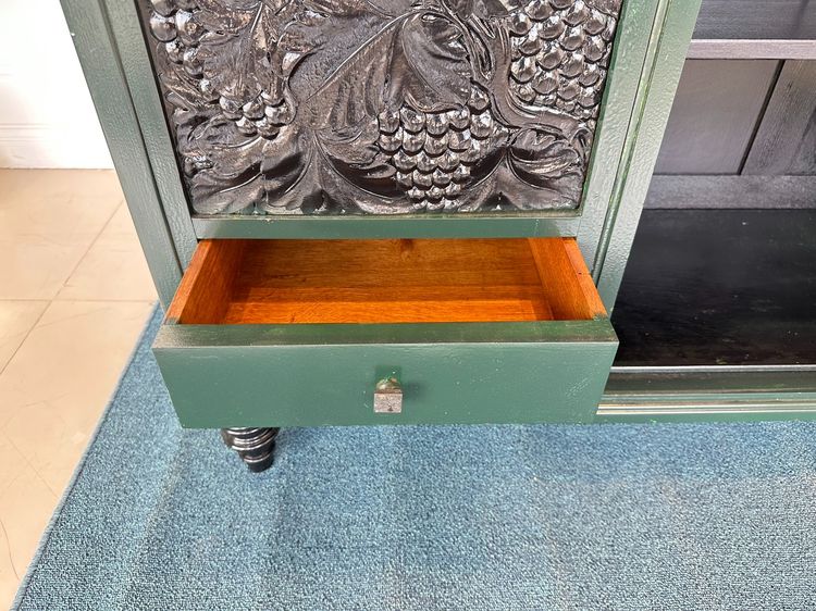 ตู้วางทีวี สไตล์วินเทจ 1 บานเปิดกระจก ชั้นไม้จริง 2 บานเปิดทึบ 2 ลิ้นชัก โครงขาไม้จริง มือจับอลูมิเนียม  รูปที่ 11