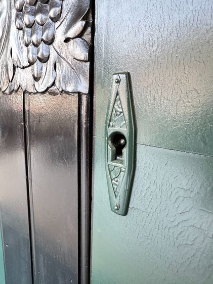 ตู้คอนโซล สไตล์วินเทจ 2 บานเปิด ชั้นวางไม้จริง โครงขาไม้จริง ขากลึงกลม สีเขียวด มือจับทองเหลือง รูปที่ 17