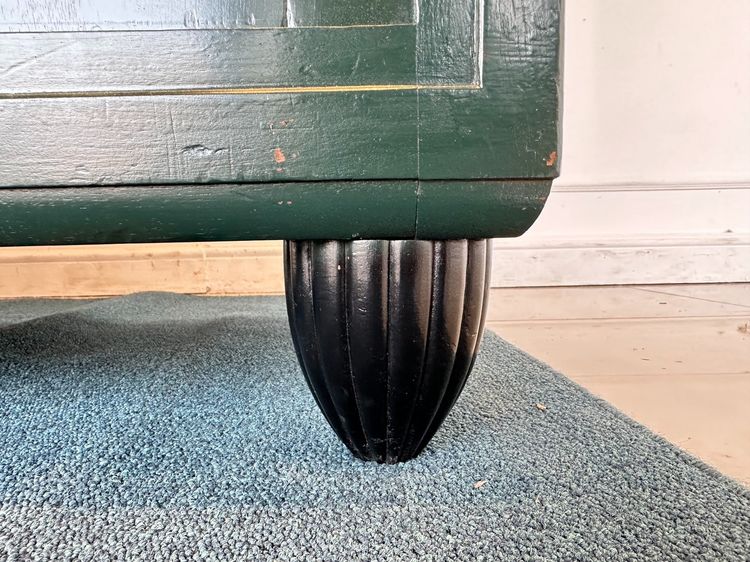 ตู้คอนโซล สไตล์วินเทจ 2 บานเปิด ชั้นวางไม้จริง โครงขาไม้จริง ขากลึงกลม สีเขียวด มือจับทองเหลือง รูปที่ 15