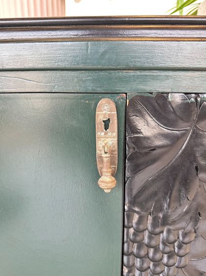 ตู้คอนโซล สไตล์วินเทจ 2 บานเปิด ชั้นวางไม้จริง โครงขาไม้จริง ขากลึงกลม สีเขียวด มือจับทองเหลือง รูปที่ 16