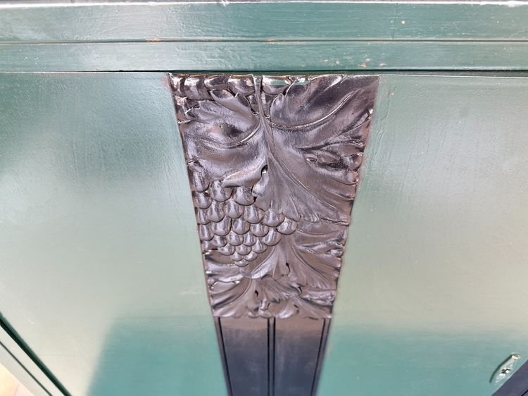 ตู้คอนโซล สไตล์วินเทจ 2 บานเปิด ชั้นวางไม้จริง โครงขาไม้จริง ขากลึงกลม สีเขียวด มือจับทองเหลือง รูปที่ 10