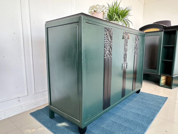 ตู้คอนโซล สไตล์วินเทจ 2 บานเปิด ชั้นวางไม้จริง โครงขาไม้จริง ขากลึงกลม สีเขียวด มือจับทองเหลือง รูปที่ 4