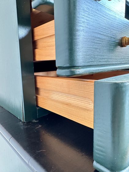 ตู้โชว์ สไตล์วินเทจ 2 บานเปิดกระจก 6 ลิ้นชักเล็ก โครงไม้จริง สีเขียว  รูปที่ 17