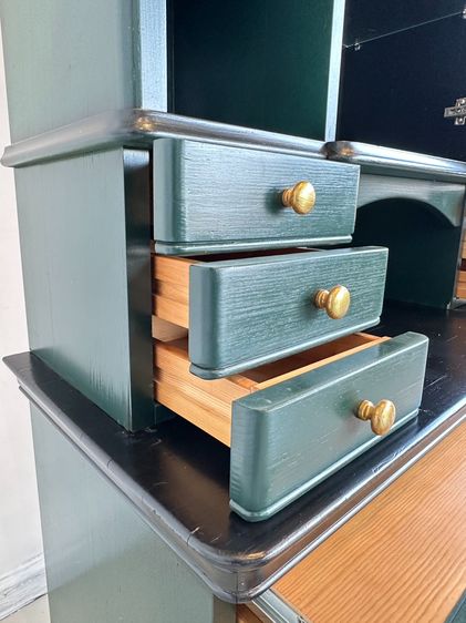 ตู้โชว์ สไตล์วินเทจ 2 บานเปิดกระจก 6 ลิ้นชักเล็ก โครงไม้จริง สีเขียว  รูปที่ 12