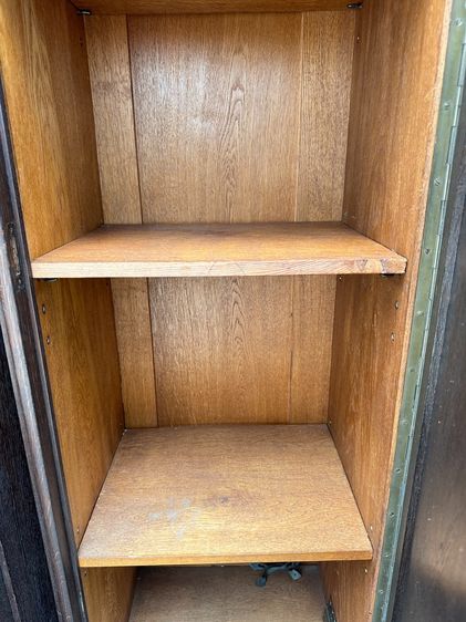 ตู้เก็บของ สไตล์วินเทจ 1 บานเปิดกระจกใส 2 บานทึบ โครงฐานไม้จริงสีน้ำตาล โครงติดลายแกะสลัก รูปที่ 10