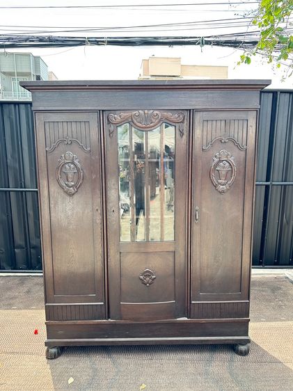 ตู้เก็บของ สไตล์วินเทจ 1 บานเปิดกระจกใส 2 บานทึบ โครงฐานไม้จริงสีน้ำตาล โครงติดลายแกะสลัก