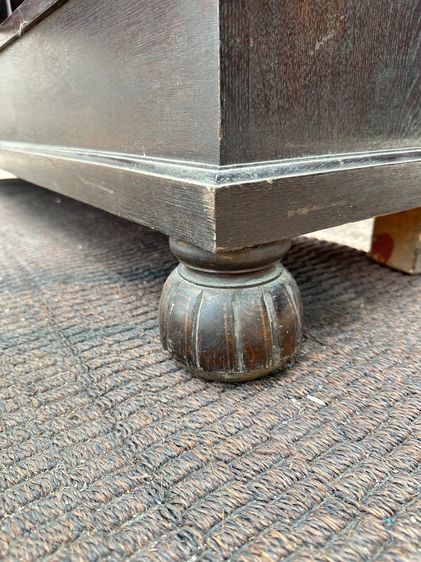 ตู้เก็บของ สไตล์วินเทจ 1 บานเปิดกระจกใส 2 บานทึบ โครงฐานไม้จริงสีน้ำตาล โครงติดลายแกะสลัก รูปที่ 11