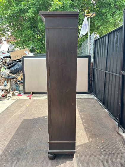 ตู้เก็บของ สไตล์วินเทจ 1 บานเปิดกระจกใส 2 บานทึบ โครงฐานไม้จริงสีน้ำตาล โครงติดลายแกะสลัก รูปที่ 4