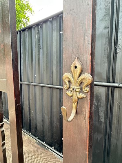 เก้าอี้ไม้หลังสูง สไตล์วินเทจ พิงหลังติดบานกระจกเงา ด้านข้างติดตะขอเหล็ก โครงขาไม้จริง สีน้ำตาล รูปที่ 9