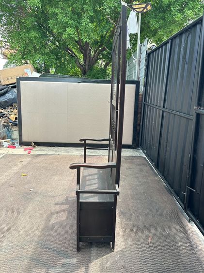 เก้าอี้ไม้หลังสูง สไตล์วินเทจ พิงหลังติดบานกระจกเงา ด้านข้างติดตะขอเหล็ก โครงขาไม้จริง สีน้ำตาล รูปที่ 4