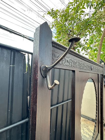 เก้าอี้ไม้หลังสูง สไตล์วินเทจ พิงหลังติดบานกระจกเงา ด้านข้างติดตะขอเหล็ก โครงขาไม้จริง สีน้ำตาล รูปที่ 7