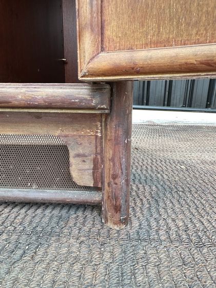 ตู้วางทีวี สไตล์วินเทจ 4 บานเปิด บานพับได้ ด้านบนมี 1 บานเลื่อน ด้านหลังขึงผ้าสีดำ โครงฐานไม้จริง สีน้ำตาล  รูปที่ 10