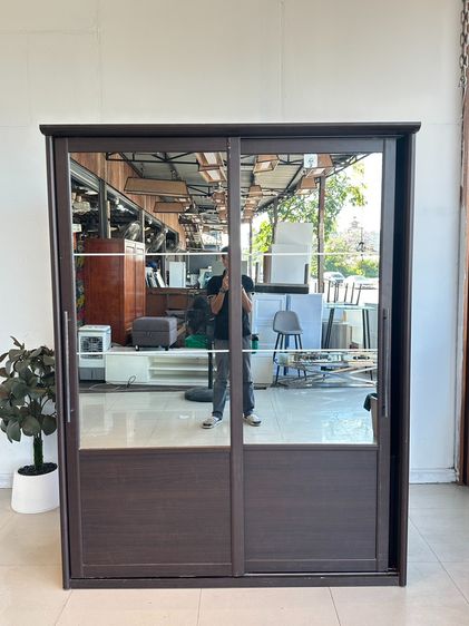 ไม้ ตู้เสื้อผ้า 2 บานเลื่อน หน้าบานกระจกเงา แบรนด์ KONCEPT  