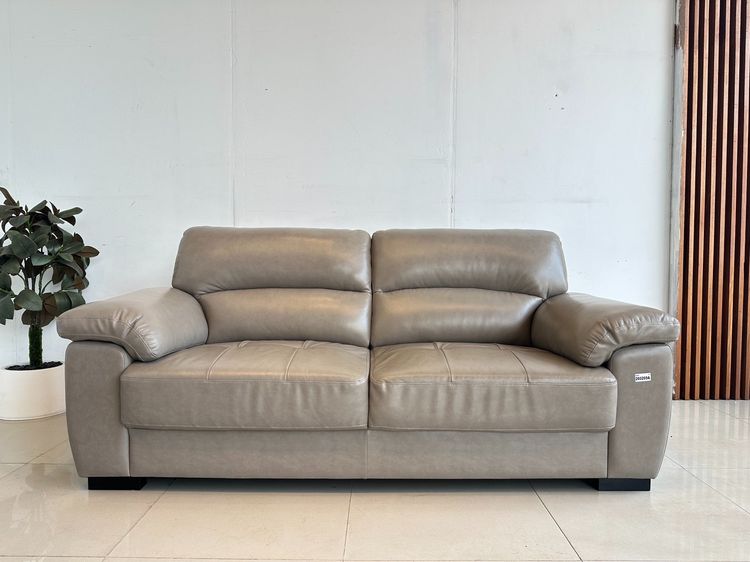 โซฟา 2 ที่นั่ง เบาะหนังแท้ผิวสัมผัสสีเทา เบาะดึงดุม โครงขาไม้จริง