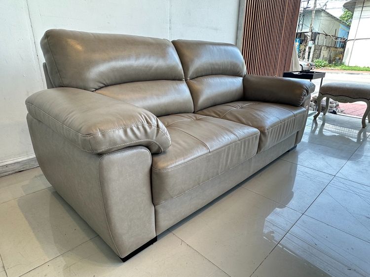 โซฟา 2 ที่นั่ง เบาะหนังแท้ผิวสัมผัสสีเทา เบาะดึงดุม โครงขาไม้จริง รูปที่ 3