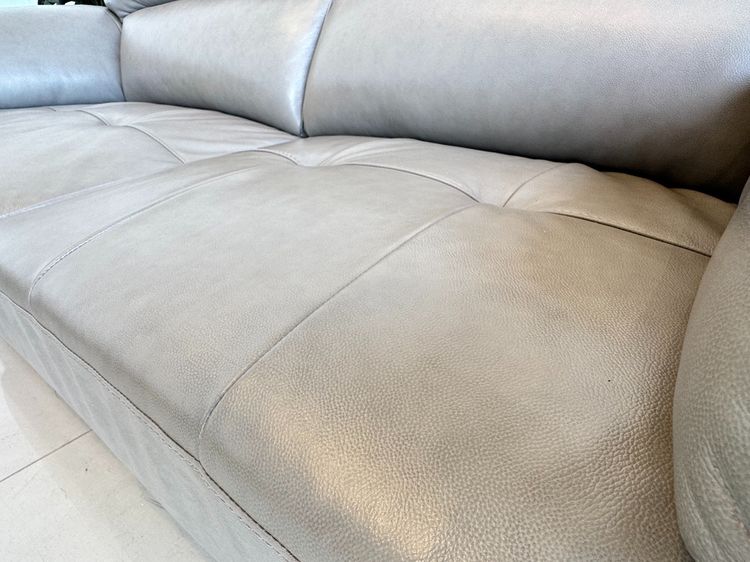 โซฟา 2 ที่นั่ง เบาะหนังแท้ผิวสัมผัสสีเทา เบาะดึงดุม โครงขาไม้จริง รูปที่ 8