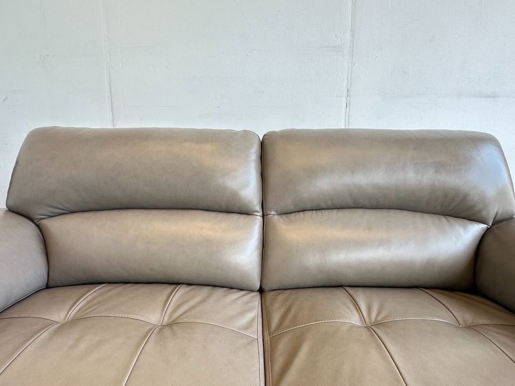 โซฟา 2 ที่นั่ง เบาะหนังแท้ผิวสัมผัสสีเทา เบาะดึงดุม โครงขาไม้จริง รูปที่ 7