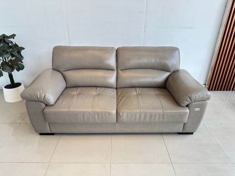 โซฟา 2 ที่นั่ง เบาะหนังแท้ผิวสัมผัสสีเทา เบาะดึงดุม โครงขาไม้จริง รูปที่ 2