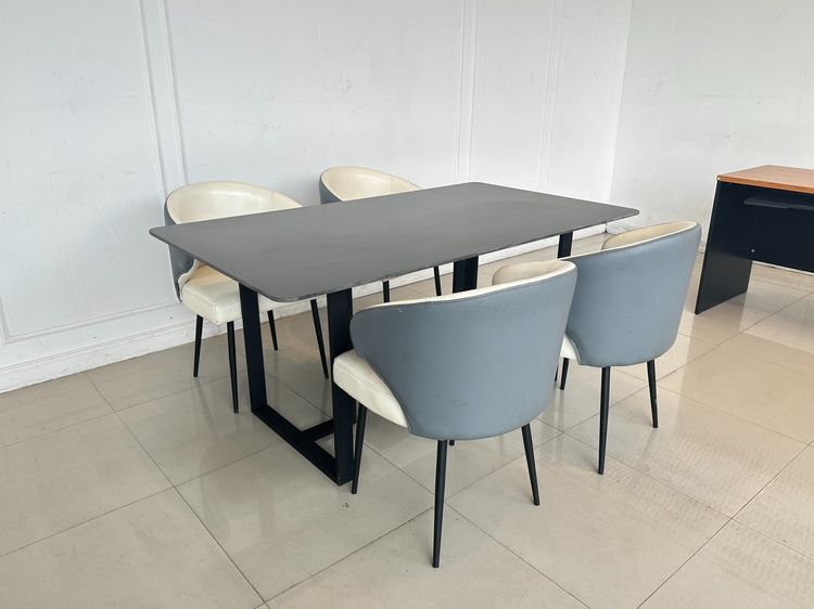 ชุดโต๊ะทานอาหาร 4 ที่นั่ง ท็อปหินสีดำ โครงขาเหล็ก พร้อมเก้าอี้ รูปที่ 3