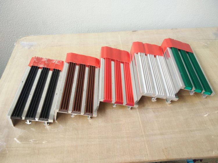 จมูกบันไดอลูมิเนียม2นิ้วมียางกันลื่น 3เส้น