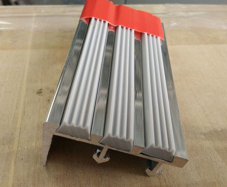 จมูกบันไดอลูมิเนียม2นิ้วมียางกันลื่น 3เส้น รูปที่ 5