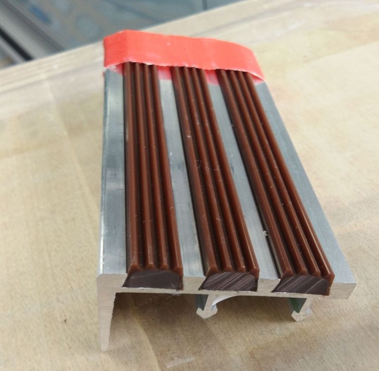 จมูกบันไดอลูมิเนียม2นิ้วมียางกันลื่น 3เส้น รูปที่ 4