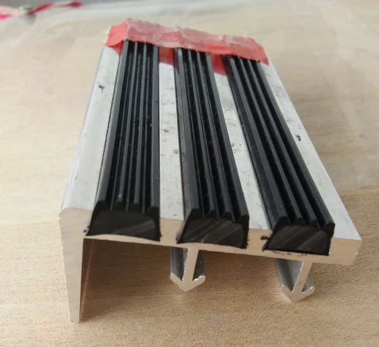 จมูกบันไดอลูมิเนียม2นิ้วมียางกันลื่น 3เส้น รูปที่ 7