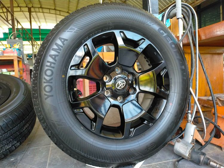 แม็กโตโยต้า ขอบ18 พร้อมยางป้ายแดงโยโกฮาม่า 265 60 18 ปลายปี25 ตุ่มหน้ายางยังอยู่ทุกเส้นตามรูป ใส่รีโว่วีโก้ฟอร์จูนเนอร์ 