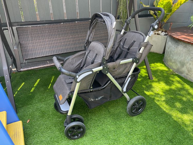 อื่นๆ รถเข็นสองถึงสามที่นั่ง รถเข็นเด็กสองที่นั่ง 700 บาท