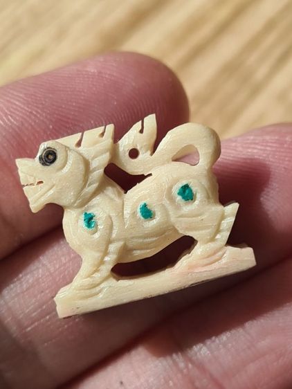 เครื่องรางสิงห์ สิงห์อุดมทรัพย์ เสาร์ ๕ มหาเศรษฐี โดยหลวงปู่อุดมทรัพย์ สิริคุตโต วัดเวฬุวัน จ.ศรีษะเกษ ปี 2563 รูปที่ 4