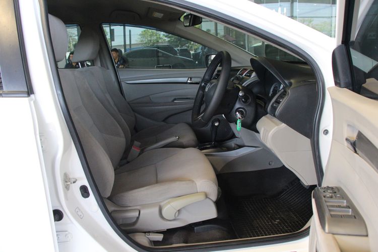 Honda City 2013 1.5 V i-VTEC Sedan เบนซิน ไม่ติดแก๊ส เกียร์อัตโนมัติ ขาว รูปที่ 3