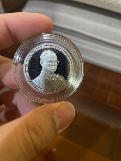 เหรียญ 20 ขัดเงาครองราชย์ 60ปี 2 เหรียญ พร้อมปกและซองเดิม 1 ไม่มีปก 1 รูปที่ 3