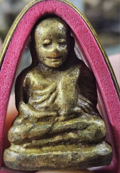 หลวงพ่อเงิน วัดบางคลาน พิมพ์นิยม มีมือรองนั่ง เนื้อเหลืองอมเขียว พระมีความเก่าถึงยุคหลวงพ่อเงินครับ