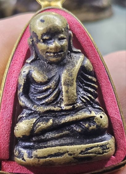 หลวงพ่อเงินพิมพ์นิยม หน้าหนุ่มมีฟัน หูประบ่า ลงรักเก่าหายากครับ