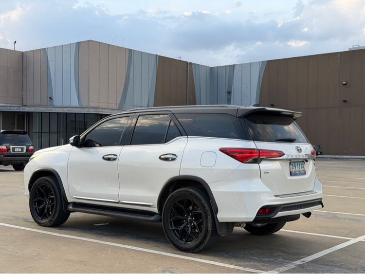 Toyota Fortuner 2016 2.8 V TRD Sportivo Black Top 4WD Utility-car ดีเซล ไม่ติดแก๊ส เกียร์อัตโนมัติ ขาว รูปที่ 4