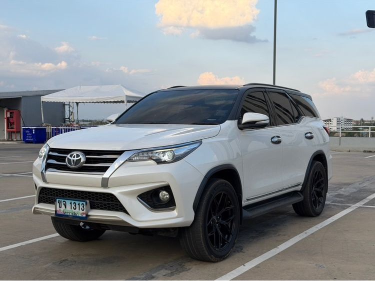 รถ Toyota Fortuner 2.8 V TRD Sportivo Black Top 4WD สี ขาว