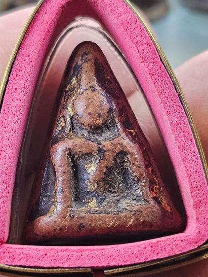 พระนางพญา พิมพ์สังฆาฏิใหญ่ เนื้อดินเผาสีแดง วัดนางพญา จังหวัดพิษณุโลก ลงรักปิดทองเก่า