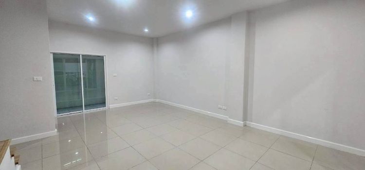 ขายทาวน์โฮม 3 ชั้น รีโนเวทใหม่ ข้างซอยวัดบางปิ้ง ศรีนครินทร์ อ.บางเมือง จ.สมุทรปราการ