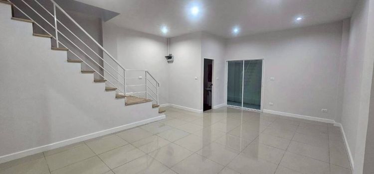 2014 ไม่มี ใช่ ขายทาวน์โฮม 3 ชั้น รีโนเวทใหม่ ข้างซอยวัดบางปิ้ง ศรีนครินทร์ อ.บางเมือง จ.สมุทรปราการ รูปที่ 2