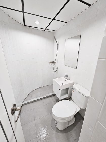 อื่นๆ ไม่อนุญาต มีบางส่วน Office for Rent on Silom - Newly Renovated รูปที่ 4