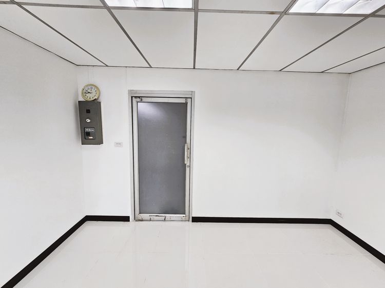 อื่นๆ ไม่อนุญาต มีบางส่วน Office for Rent on Silom - Newly Renovated รูปที่ 3