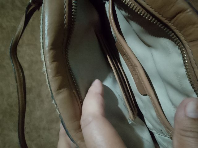 เป็นของเก่าด้านนอกกระเป๋าเก่าเเต่ด้านในสวย