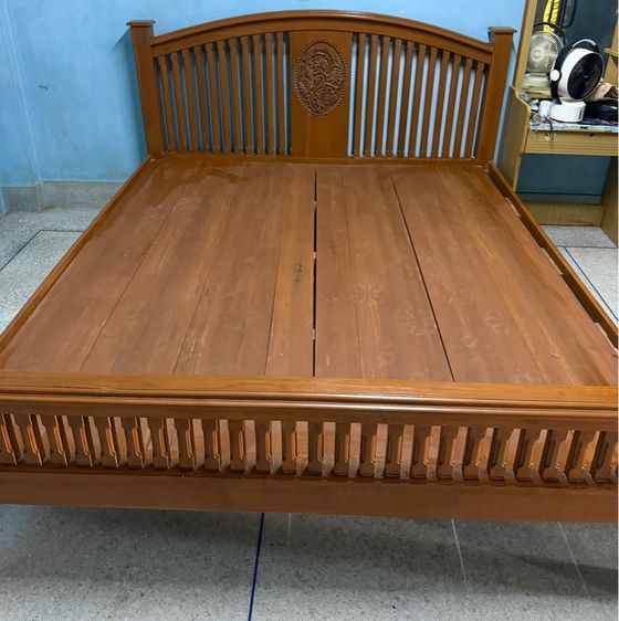 ใหญ่ เตียงไม้สัก