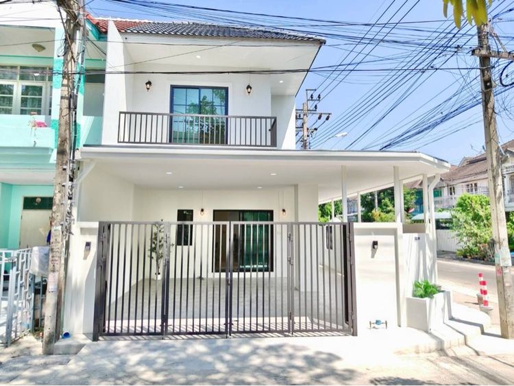 ตกแต่งครบ ใช่  บ้านทาวน์เฮ้าส์ 2 ชั้น สไตล์โมเดิร์นมินิมอลง