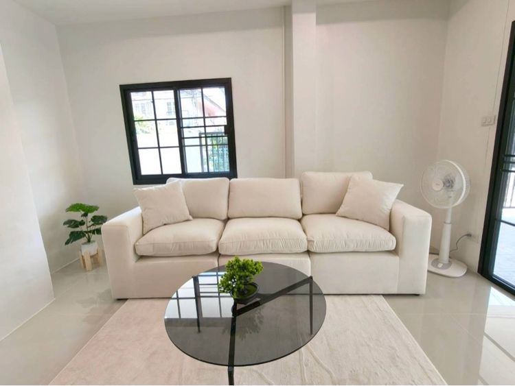 ตกแต่งครบ ใช่  บ้านทาวน์เฮ้าส์ 2 ชั้น สไตล์โมเดิร์นมินิมอลง รูปที่ 3