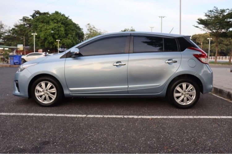 รถ Toyota Yaris 1.2 G สี ฟ้า