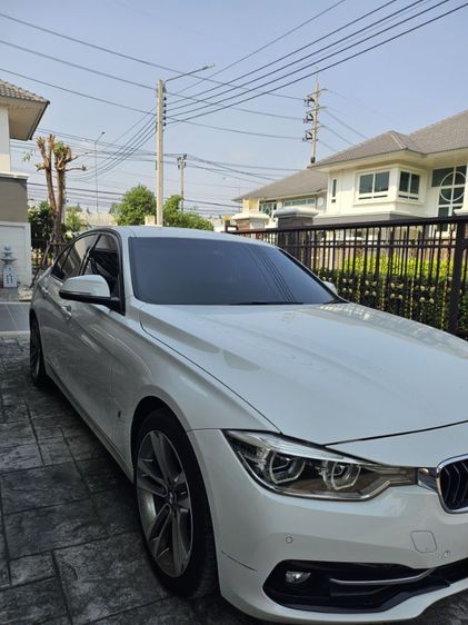BMW Series 3 2018 330e Sedan ไฮบริด ไม่ติดแก๊ส เกียร์อัตโนมัติ ขาว รูปที่ 2