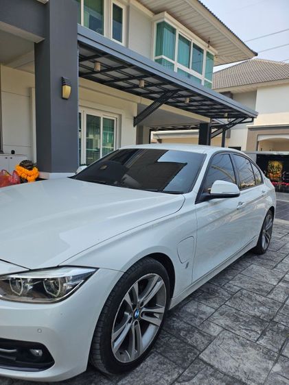 BMW Series 3 2018 330e Sedan ไฮบริด ไม่ติดแก๊ส เกียร์อัตโนมัติ ขาว รูปที่ 4