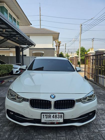 รถ BMW Series 3 330e สี ขาว