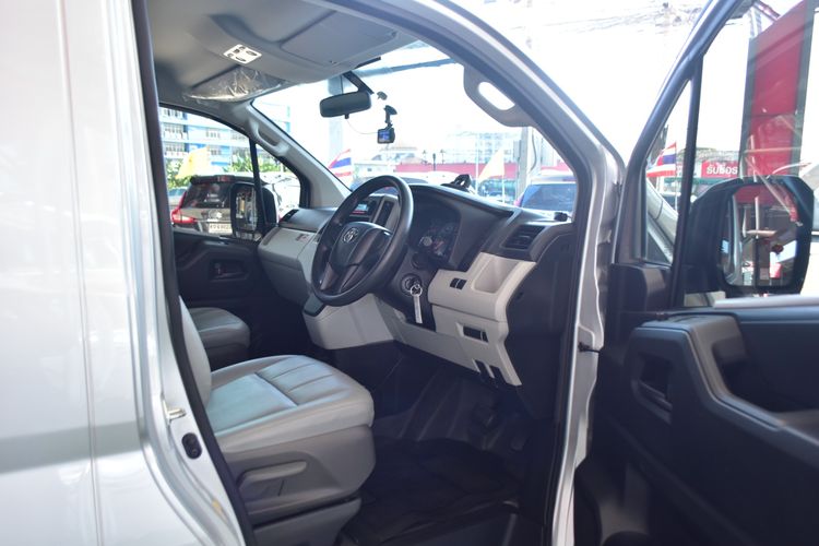 Toyota Hiace 2023 2.8 GL Van ดีเซล ไม่ติดแก๊ส เกียร์อัตโนมัติ บรอนซ์เงิน รูปที่ 4
